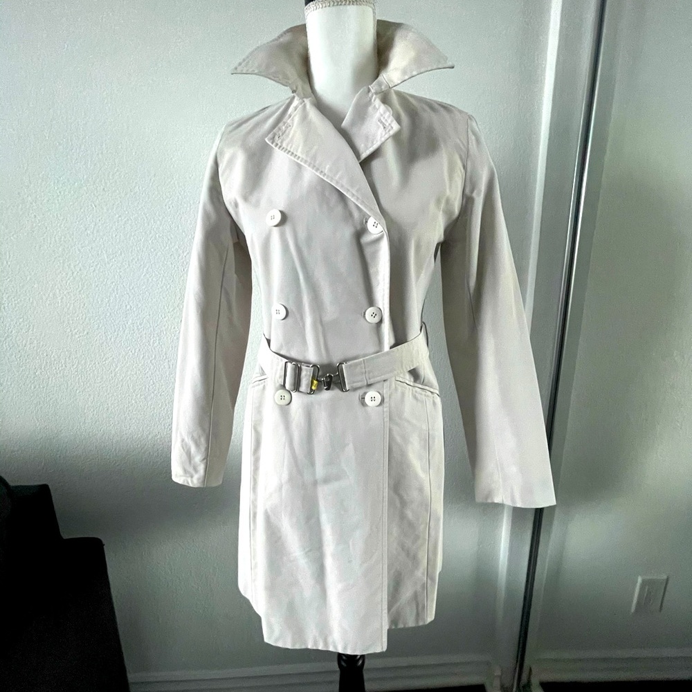 Trenchcoat offwhite, with adjustable belt